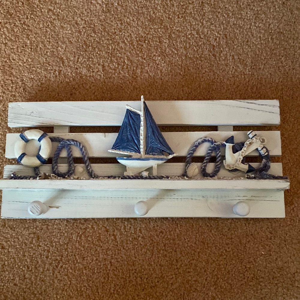 Puzzled beach house bath decor